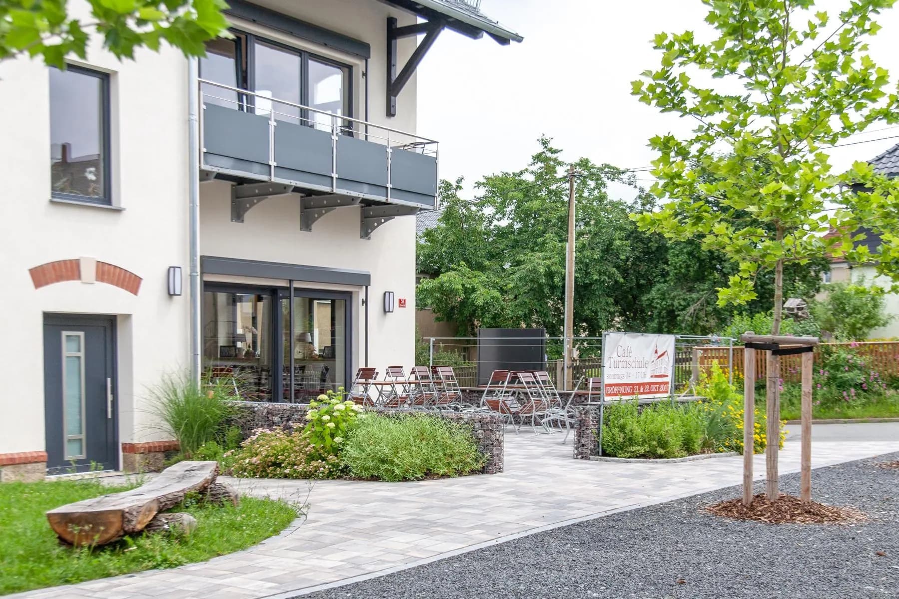 Fertiggestellte farbenfrohe Außenanlage von Eschrich Bau mit Wegen und Grünflächen